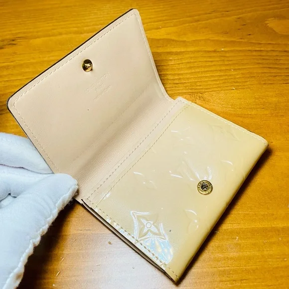 EUC Louis Vuitton Cream Envelope Carte de Visite Monogram Vernis Wallet - Picture 10 of 15